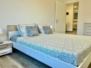 Spacious & Stylish Apartment - Partial Lake View - Image 3