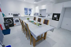 Family House near Farnborough Airport, Free Parking - Image 2