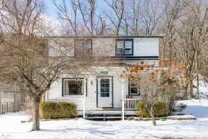 Creekside Sanctuary: Vintage Callicoon Farmhouse - Image 3