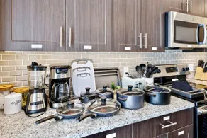 Discount/Cozy Urban Retreat Near Nature & Dining - Image 3