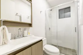 Luxurious & Artistic! 4 people + GYM + King Bed - Image 2