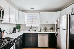 Charming & Cozy Getaway - A Heroic Stay Awaits! - Image 3