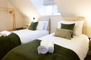 Cozy 2 Bed | Zip Link | Close to train | Free Park - Image 5