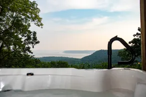Eagle View Lodge - 1850's Log Cabin w/ Hot Tub - Image 5