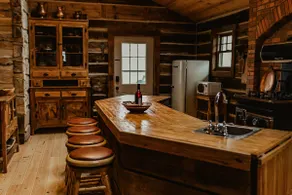 Eagle View Lodge - 1850's Log Cabin w/ Hot Tub - Image 4