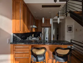 Central, Bright & Quiet Loft Townhouse - Image 4