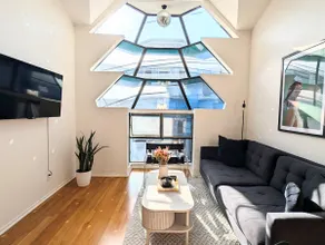 Central, Bright & Quiet Loft Townhouse - Image 2
