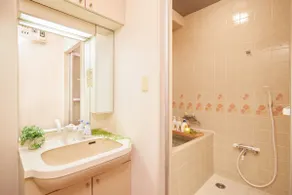7minute walk from Ebisu Station ,1R , 3 min to Shibuya and 8 min to Shinjuku by train from the nearest station - Image 5