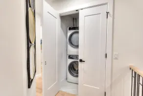 Modern Westmount Condo•AC•Laundry inside, Smart TV - Image 4