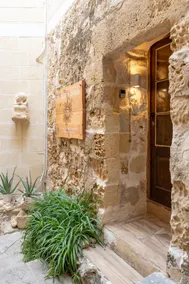 1 Bedroom House with Cave - Image 4