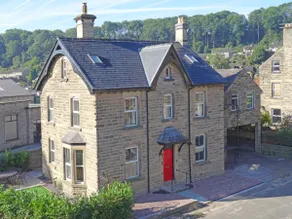 Central Bakewell, Sleeps 12, Parking for 4 or 5 Cars, Family & Dog Friendly - Image 2