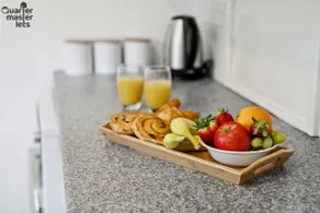 2 Bedroom Bungalow with Parking that Sleeps 6 - Image 5