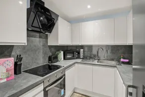 Kingsize 2bed APT with free parking in LDN - Image 4