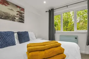 Kingsize 2bed APT with free parking in LDN - Image 3