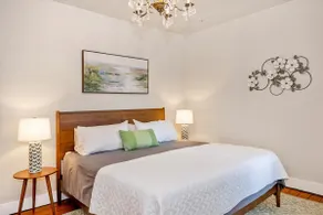 Gilded Age Getaway: sleeps 6, free garage parking - Image 4