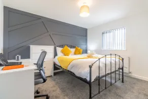 Newly Refurbed, Driveway, 4-BR House, Ensuite - Image 4