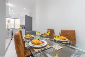 Newly Refurbed, Driveway, 4-BR House, Ensuite - Image 3