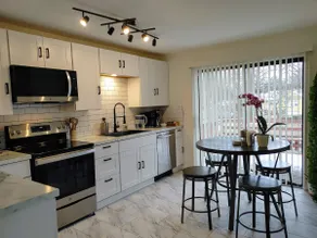 Comfy 3-Bedroom House in Merriam - Image 3