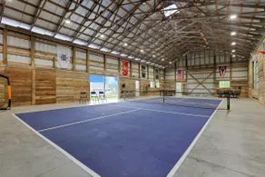 Spacious Getaway for 22 w Pool+sports barn+hot tub - Image 3