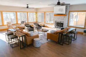Spacious Getaway for 22 w Pool+sports barn+hot tub - Image 4
