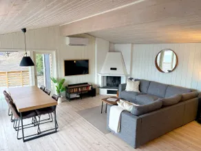 The Sunflower - Lake Side Cabin - Image 2