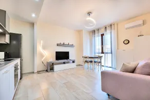 GOLDEN LUXE - Sunny Apartment Near the Sea - Image 2