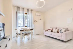 GOLDEN LUXE - Sunny Apartment Near the Sea - Image 5