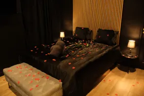 Black Suite – Jacuzzi & Secret Cellar - Image 2
