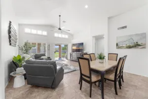 ”The Yard House” Spacious home w/ split floor plan - Image 2