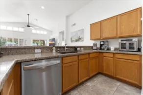 ”The Yard House” Spacious home w/ split floor plan - Image 5