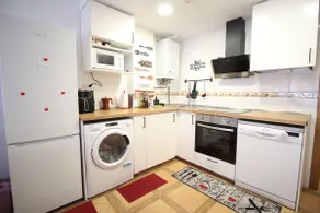 Large apartment with private parking - Image 5