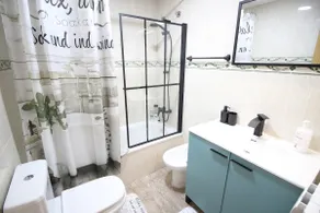 Large apartment with private parking - Image 2