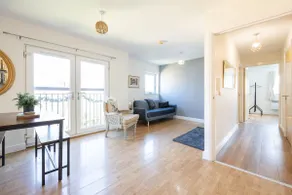 Cosy, Central 2 Bed flat parking - Image 2