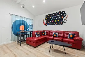 Rockstar Retreat•Elvis room•Private yard•W/D - Image 2