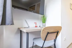 Central Krems | Comfy Private Room w/ AC, TV, WIFI - Image 4