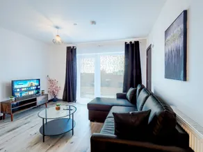 Cosy 2-Bed Next to Harlow Town - Image 5