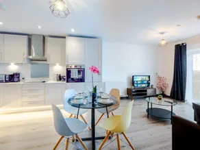 Cosy 2-Bed Next to Harlow Town - Image 4