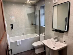 Modern 3-Bed Home, All Rooms En-Suite - Image 4