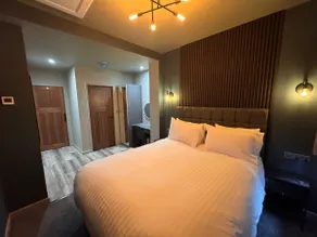 Modern 3-Bed Home, All Rooms En-Suite - Image 3