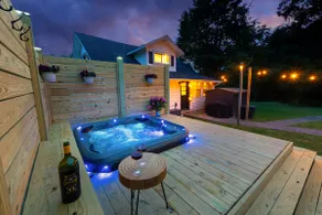 Farmhouse Retreat-HOT TUB / EV! *8 min from NRG!* - Image 3