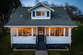 Farmhouse Retreat-HOT TUB / EV! *8 min from NRG!* - Image 5