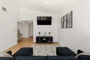 Cozy 5BR Santa Clarita getaway - Image 4