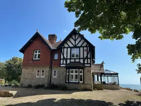 Coastal retreat with stunning sea views - Image 4