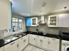 Cosy Stylish Guest House with Private Patio and Gym Gear - Image 4