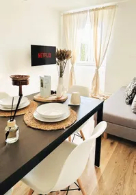 (Central) 3 beds + private suite + parking, 2 min - Image 2