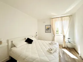 (Central) 3 beds + private suite + parking, 2 min - Image 5
