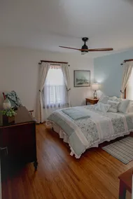 Maple Leaf Bungalow -a charming home built in 1905 - Image 5