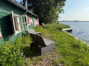 Off-the-Grid Peat Hut in the Middle of the Vinkeveen Lake - Image 2