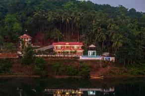 4BR|Pool RiverView|StayVista| Lagoon Villa @Kerala - Image 5