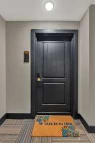 Lovely Lawrence Loft - Image 3
